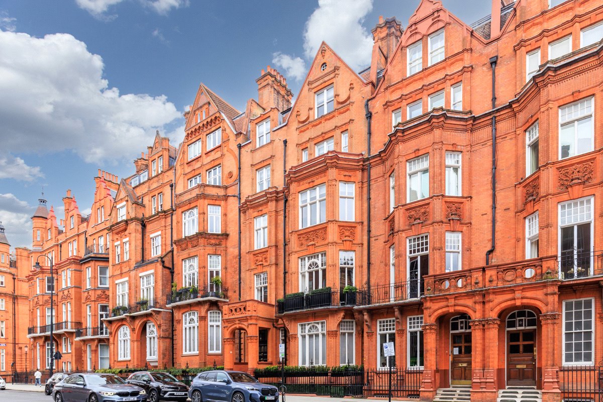 3 bedroom flat, Pont Street, Knightsbridge SW1X - Available