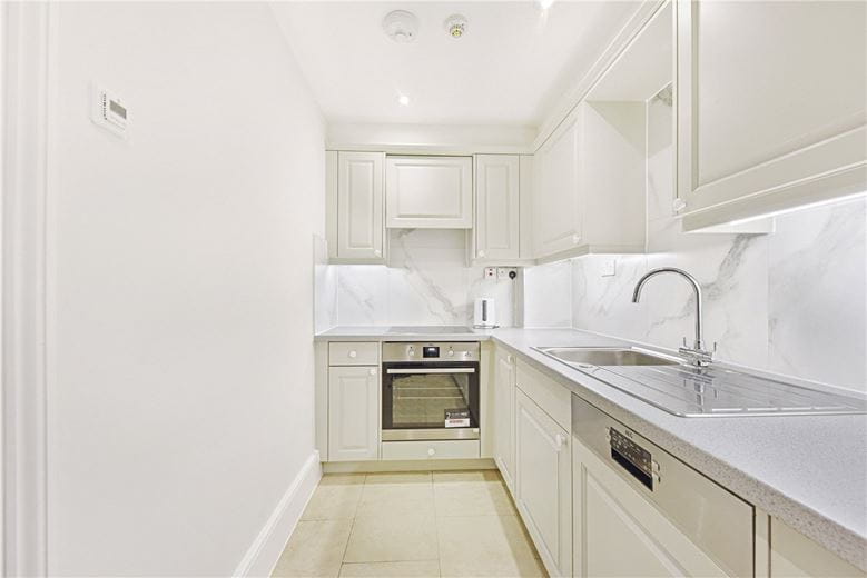 3 bedroom flat, Observatory Gardens, Kensington W8 - Available