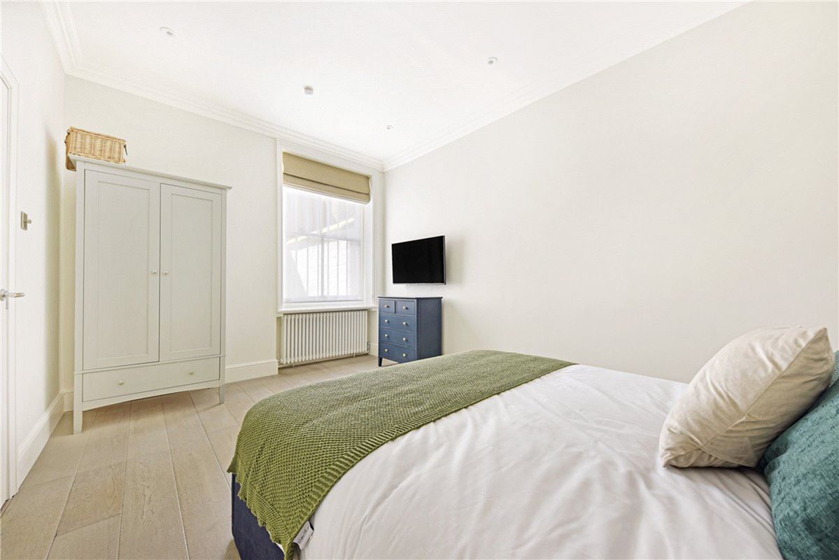 3 bedroom flat, Rosary Gardens, South Kensington SW7 - Available