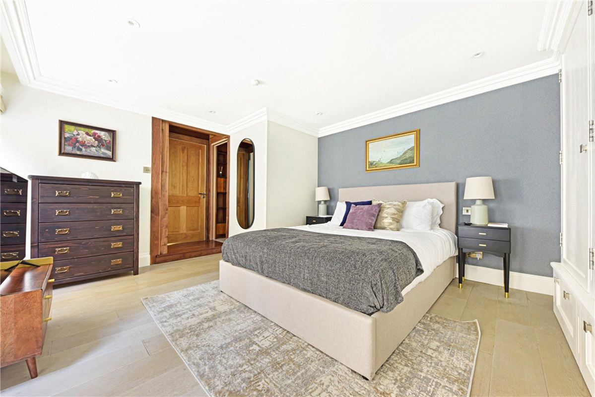 3 bedroom flat, Rosary Gardens, South Kensington SW7 - Available