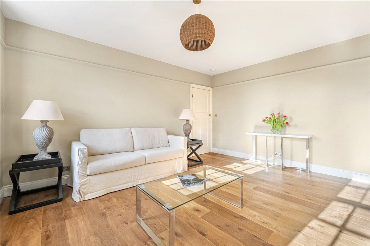 1 bedroom flat, Mallord Street, Chelsea SW3 - Available