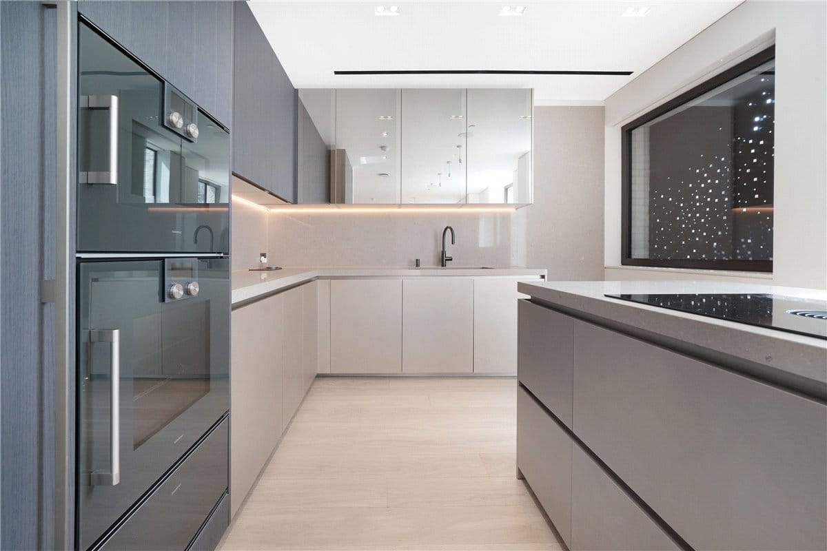 3 bedroom flat, St Mary Abbots Place, Kensington W8 - Available