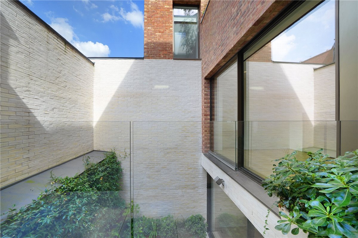 3 bedroom flat, St Mary Abbots Place, Kensington W8 - Available