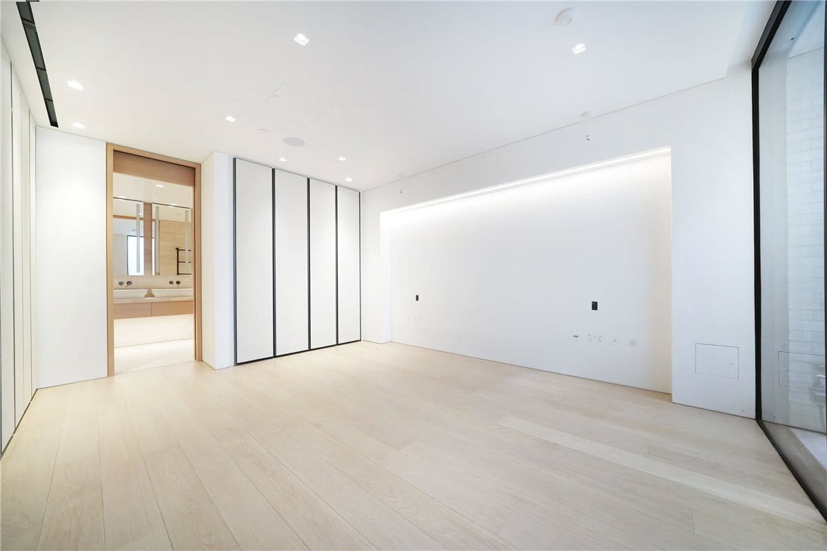 3 bedroom flat, St Mary Abbots Place, Kensington W8 - Available