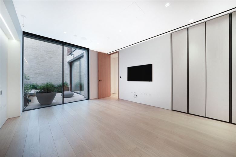 3 bedroom flat, St Mary Abbots Place, Kensington W8 - Available