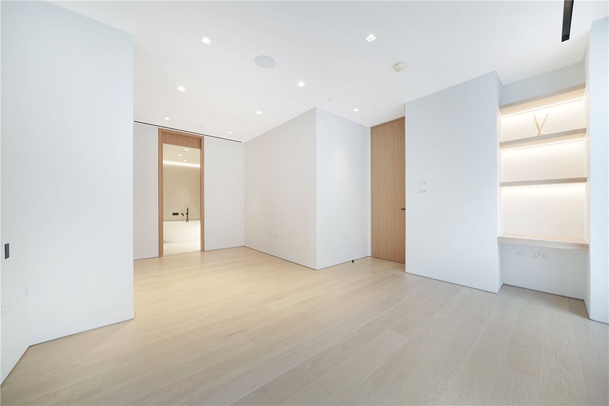 3 bedroom flat, St Mary Abbots Place, Kensington W8 - Available