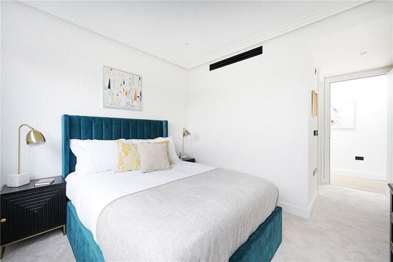 3 bedroom flat, Brewster Gardens, North Kensington W10 - Available