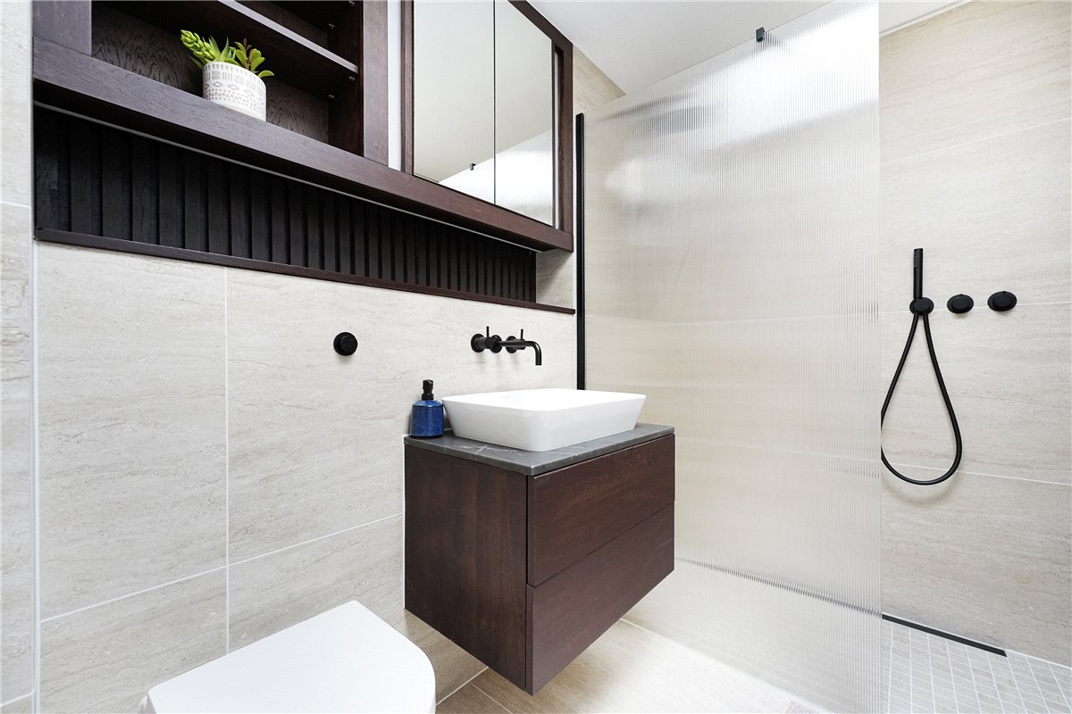 3 bedroom flat, Brewster Gardens, North Kensington W10 - Available