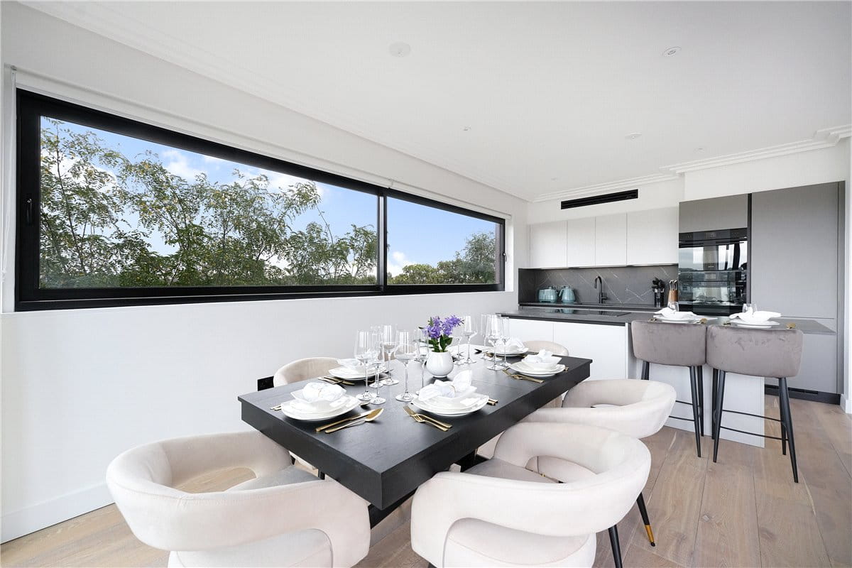 3 bedroom flat, Brewster Gardens, North Kensington W10 - Available