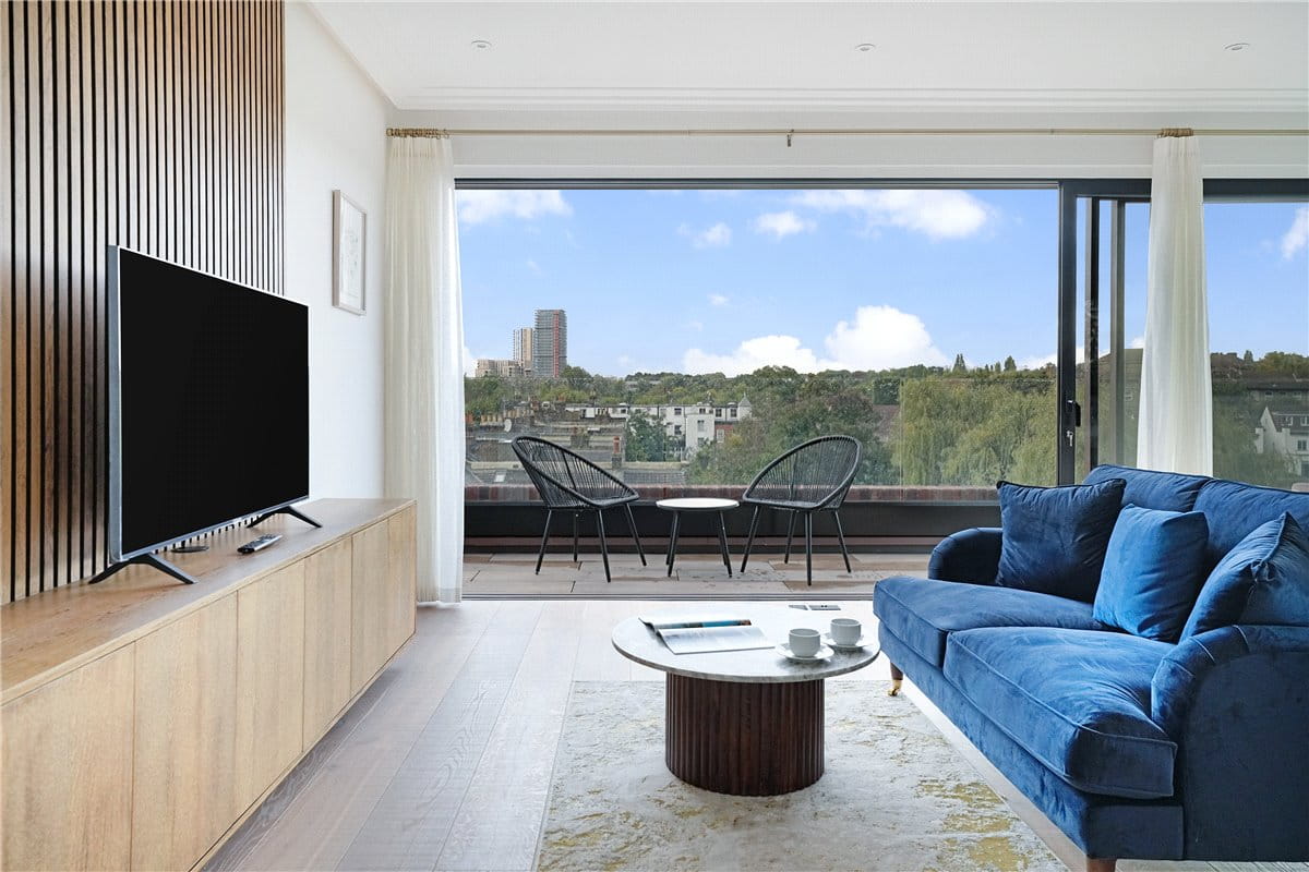 3 bedroom flat, Brewster Gardens, North Kensington W10 - Available