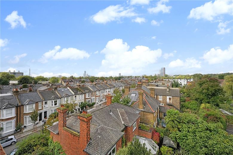 3 bedroom flat, Brewster Gardens, North Kensington W10 - Available