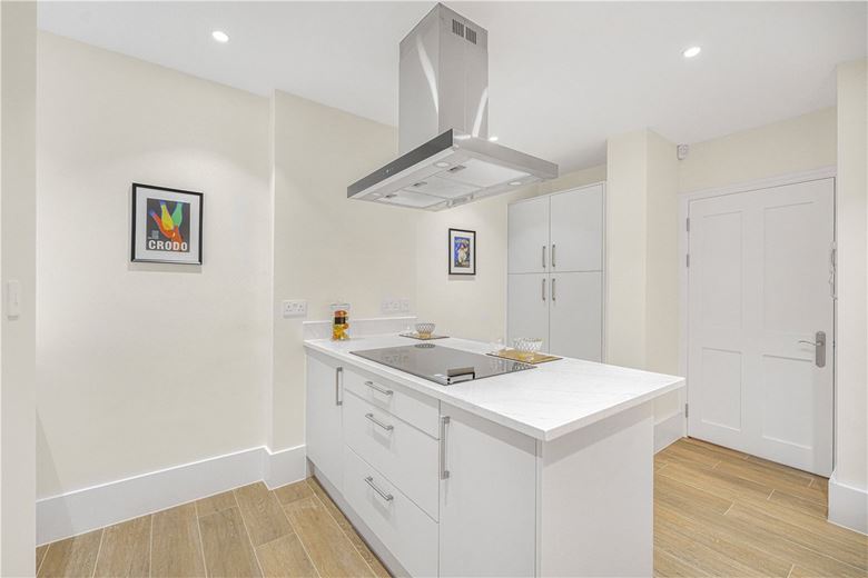 3 bedroom flat, Holland Park, London W11 - Available