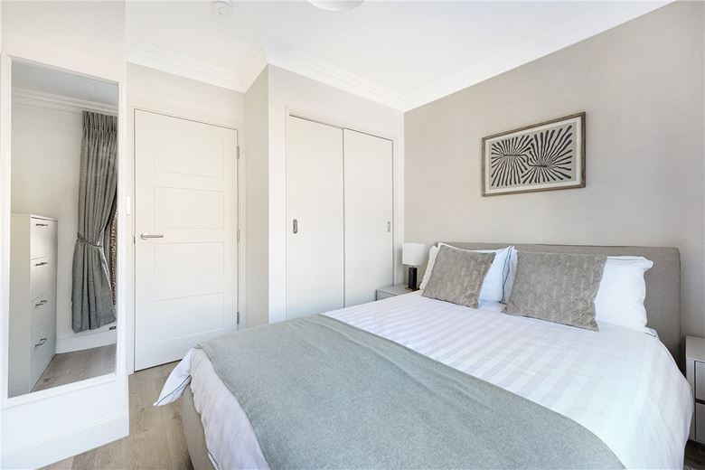 4 bedroom flat, Beaufort Gardens, Knightsbridge SW3 - Available