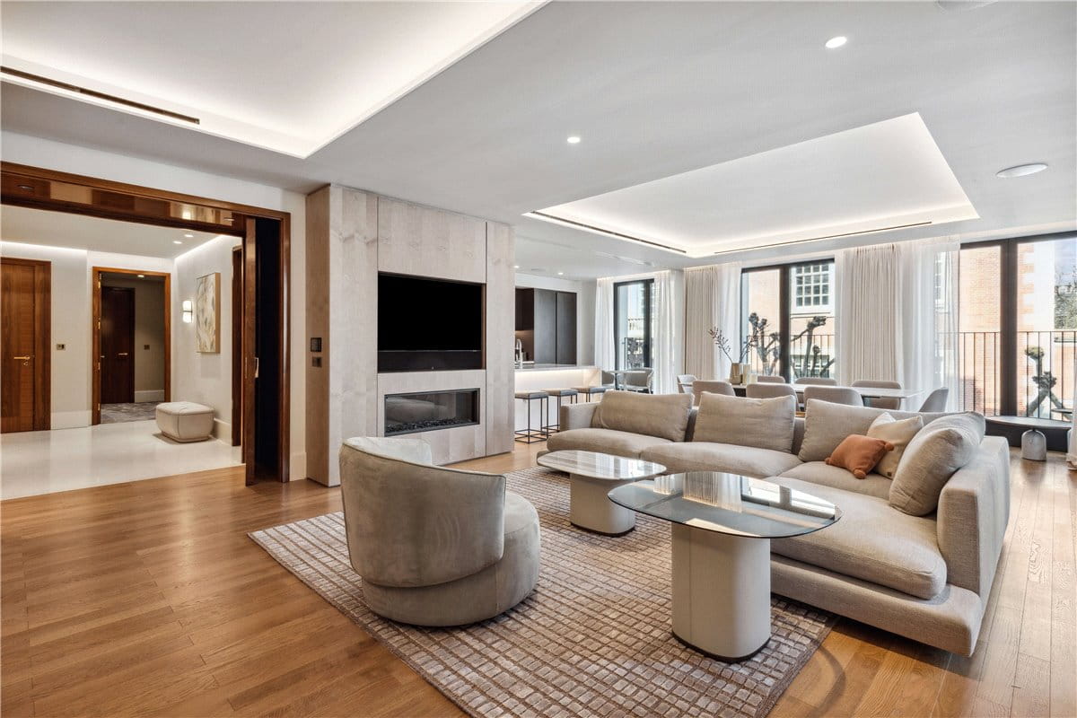 3 bedroom flat, Lancer Square, Kensington W8 - Available