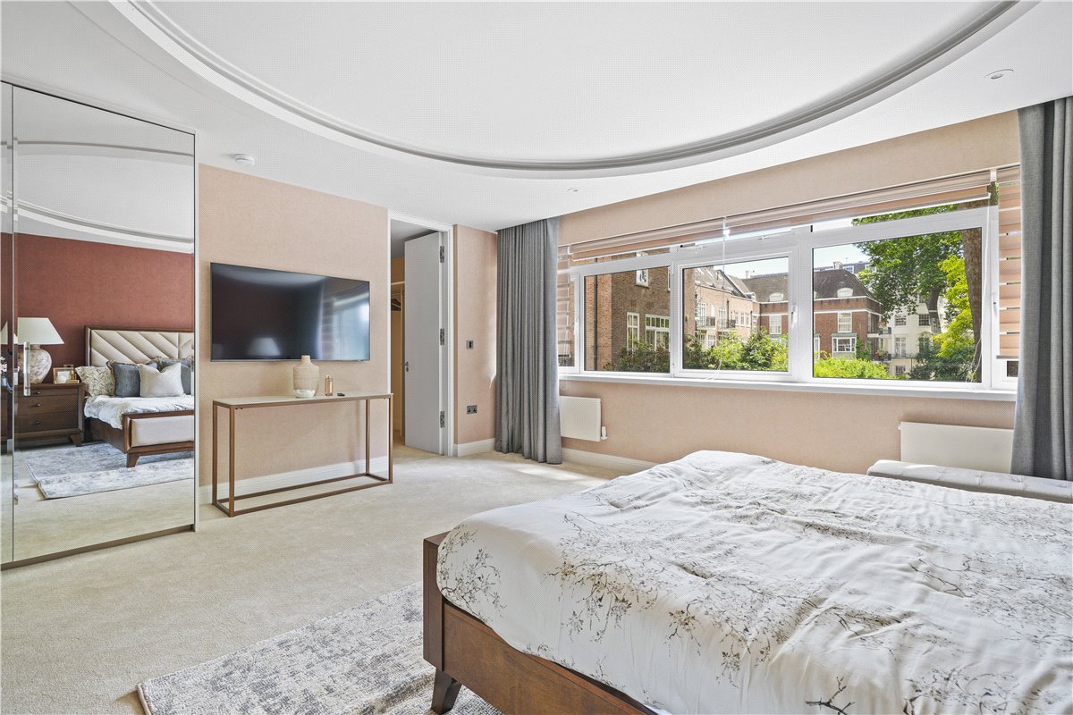 3 bedroom flat, Gloucester Square, Hyde Park Estate W2 - Available