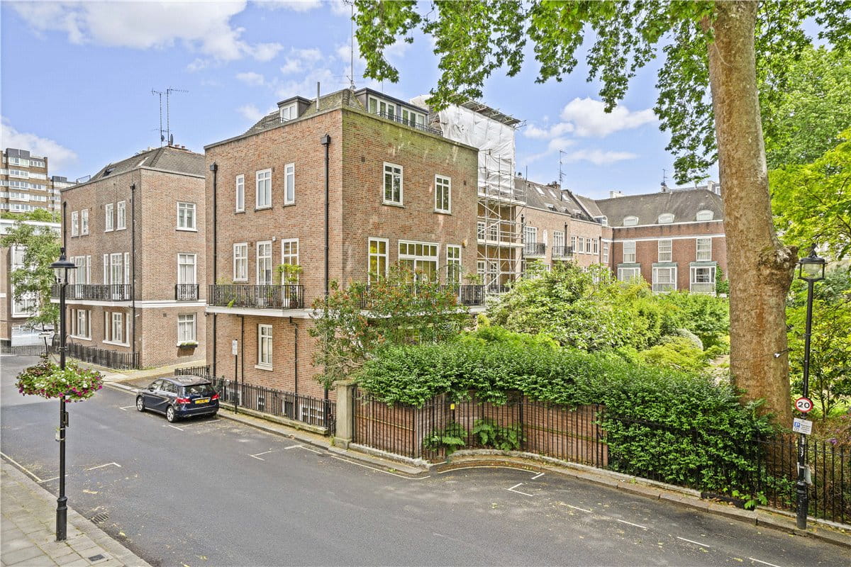 3 bedroom flat, Gloucester Square, Hyde Park Estate W2 - Available