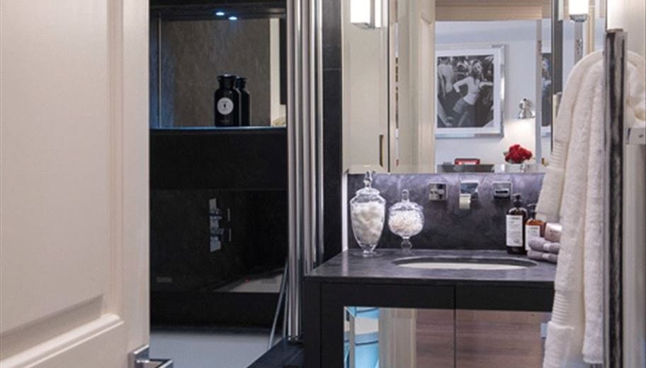 2 bedroom flat, Fulham Road, London SW3 - Available