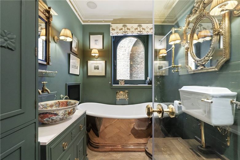 2 bedroom flat, Pembridge Square, Notting Hill Gate W2 - Available