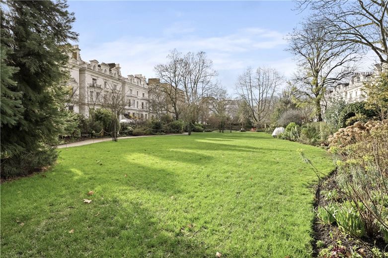 2 bedroom flat, Pembridge Square, Notting Hill Gate W2 - Available