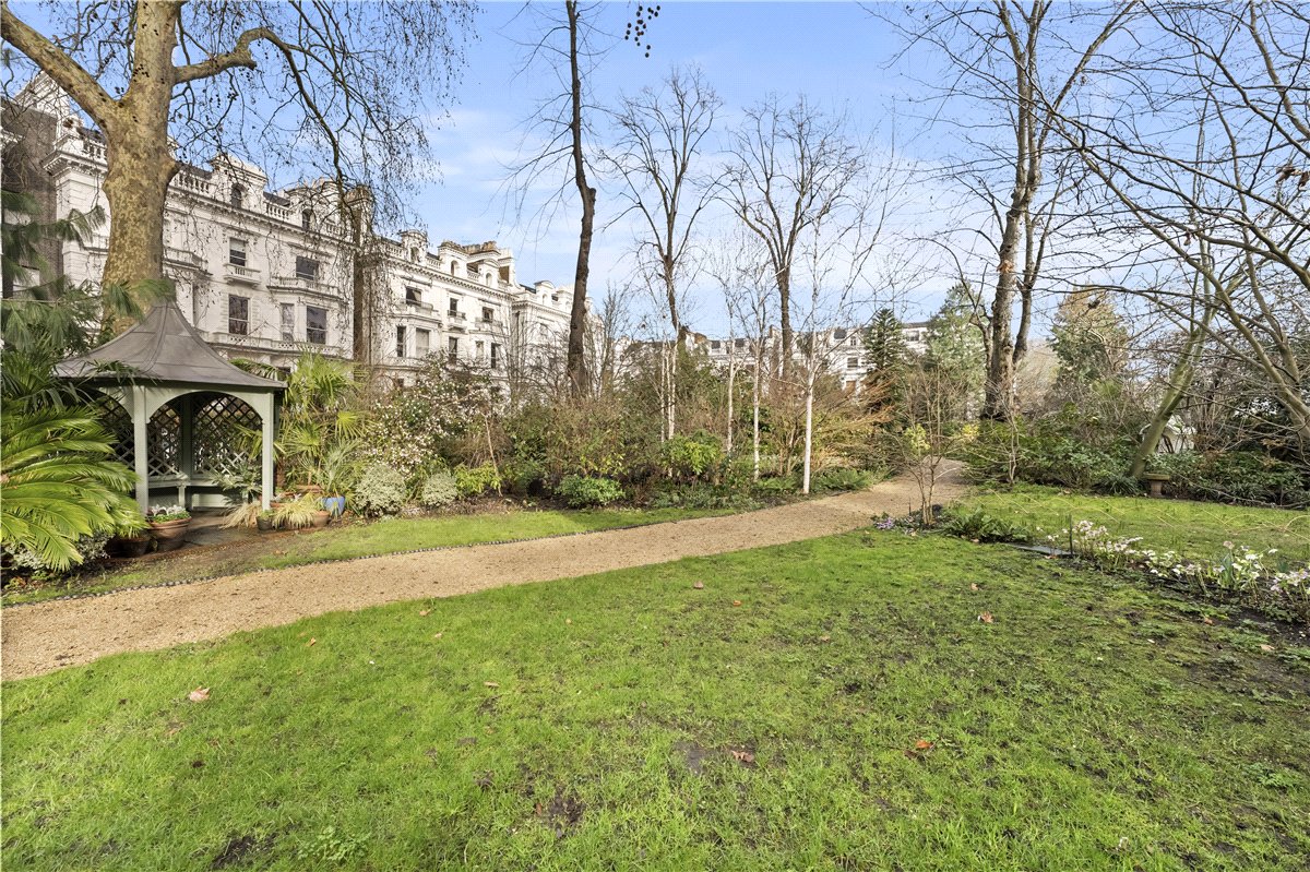 2 bedroom flat, Pembridge Square, Notting Hill Gate W2 - Available