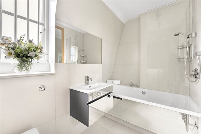 3 bedroom flat, Cadogan Square, London SW1X - Available