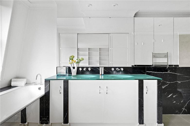 3 bedroom flat, Cadogan Square, London SW1X - Available