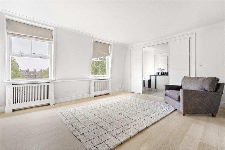 3 bedroom flat, Cadogan Square, London SW1X - Available
