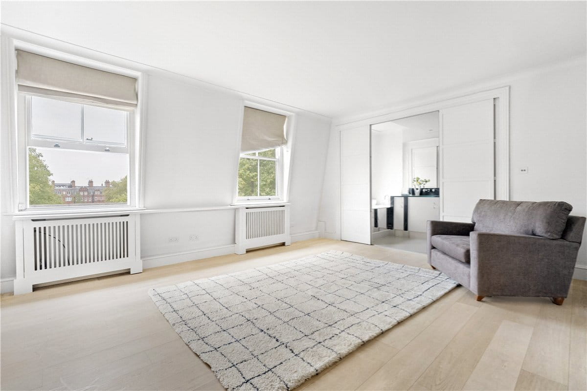 3 bedroom flat, Cadogan Square, London SW1X - Available