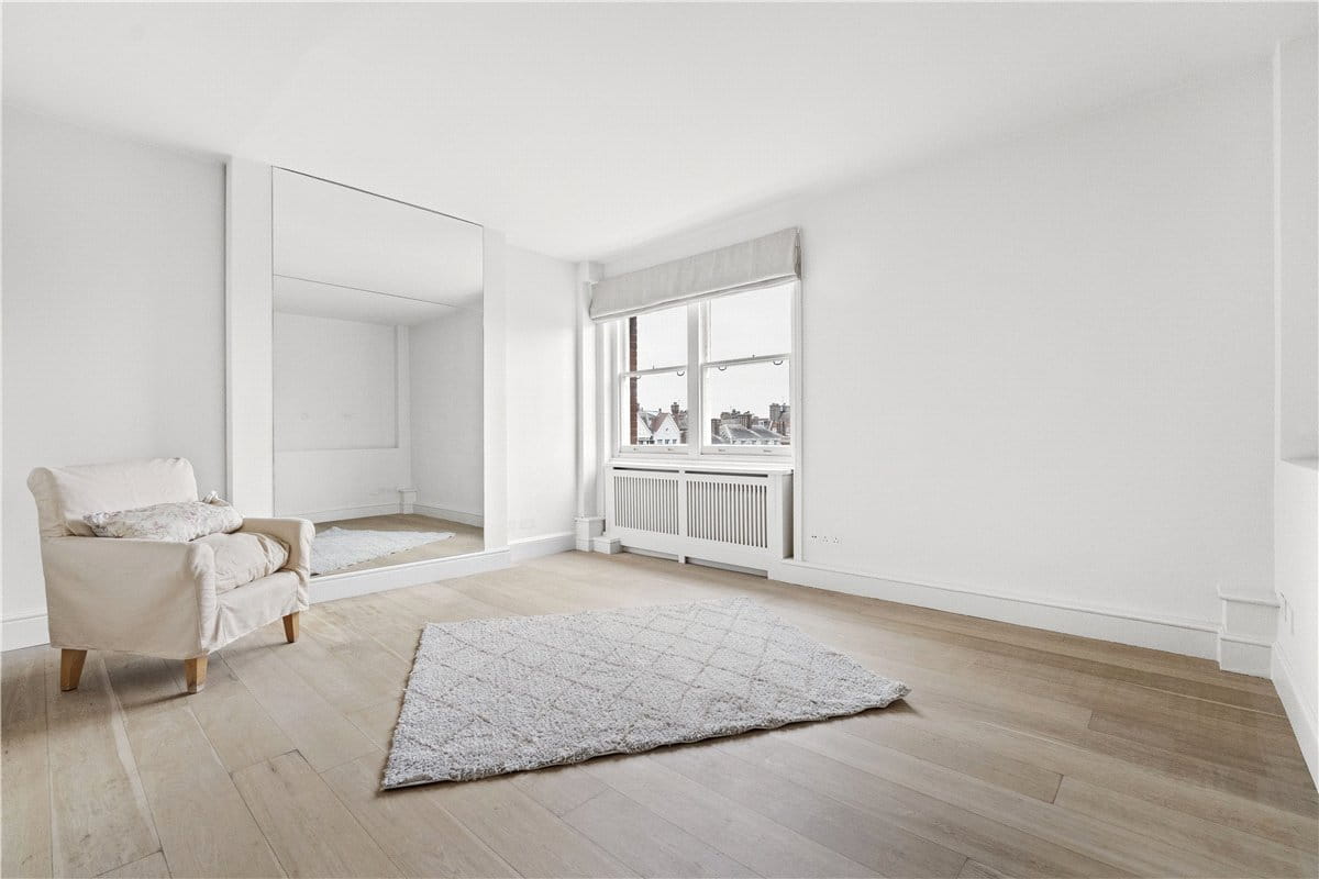 3 bedroom flat, Cadogan Square, London SW1X - Available