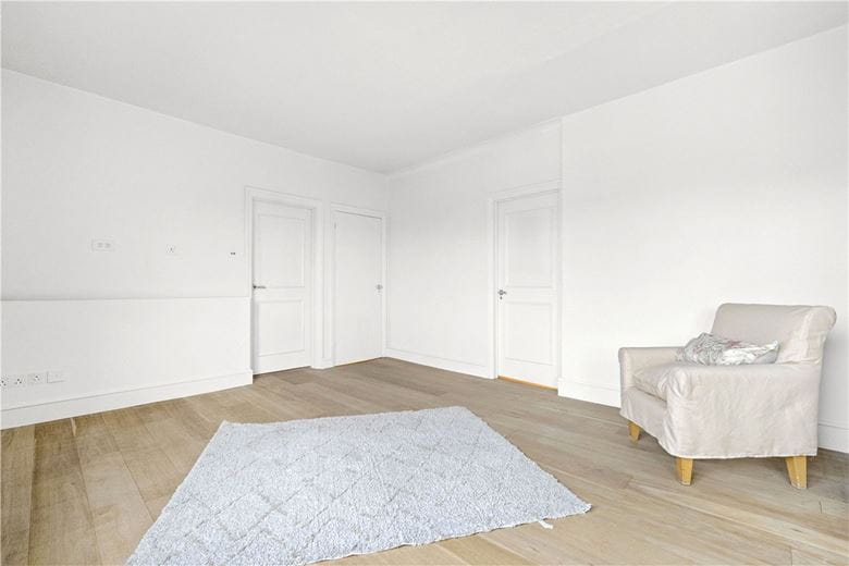 3 bedroom flat, Cadogan Square, London SW1X - Available
