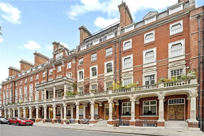 3 bedroom flat, Cadogan Square, London SW1X - Available