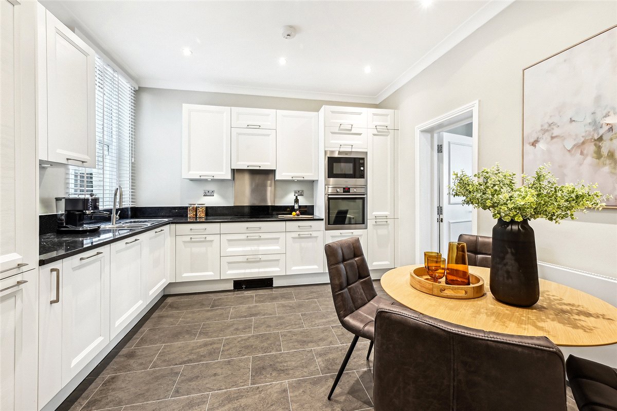 4 bedroom flat, Gloucester Road, South Kensington SW7 - Available