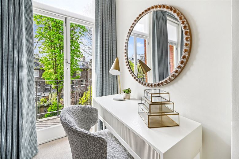 4 bedroom flat, Gloucester Road, South Kensington SW7 - Available