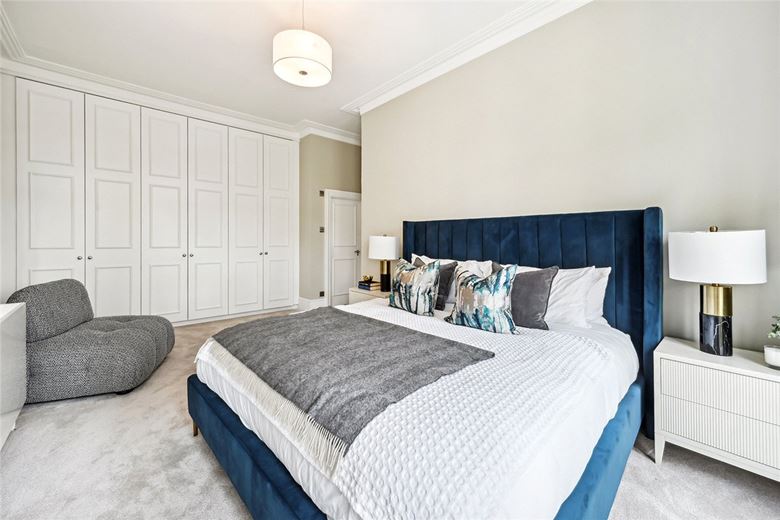 4 bedroom flat, Gloucester Road, South Kensington SW7 - Available