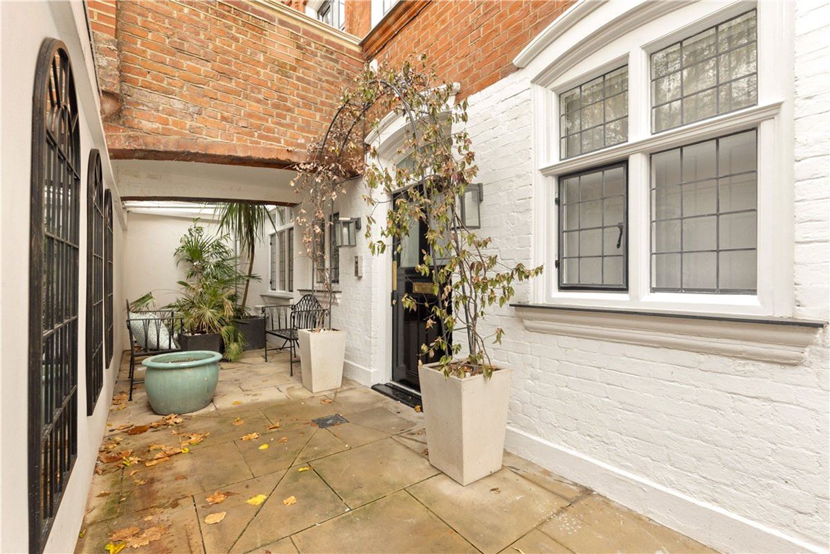 2 bedroom flat, Cadogan Square, Knightsbridge SW1X - Available