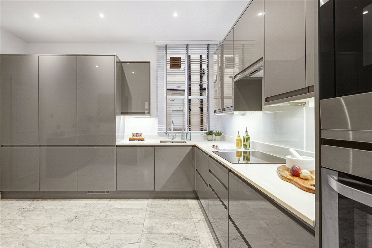 4 bedroom flat, Gloucester Road, South Kensington SW7 - Available