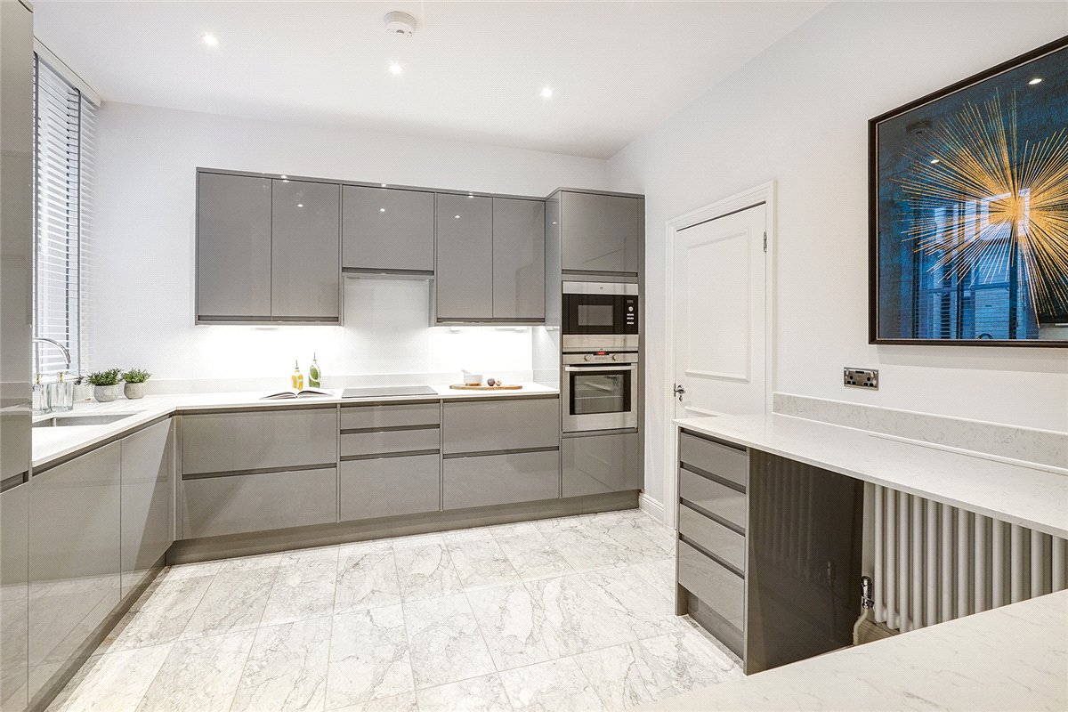 4 bedroom flat, Gloucester Road, South Kensington SW7 - Available