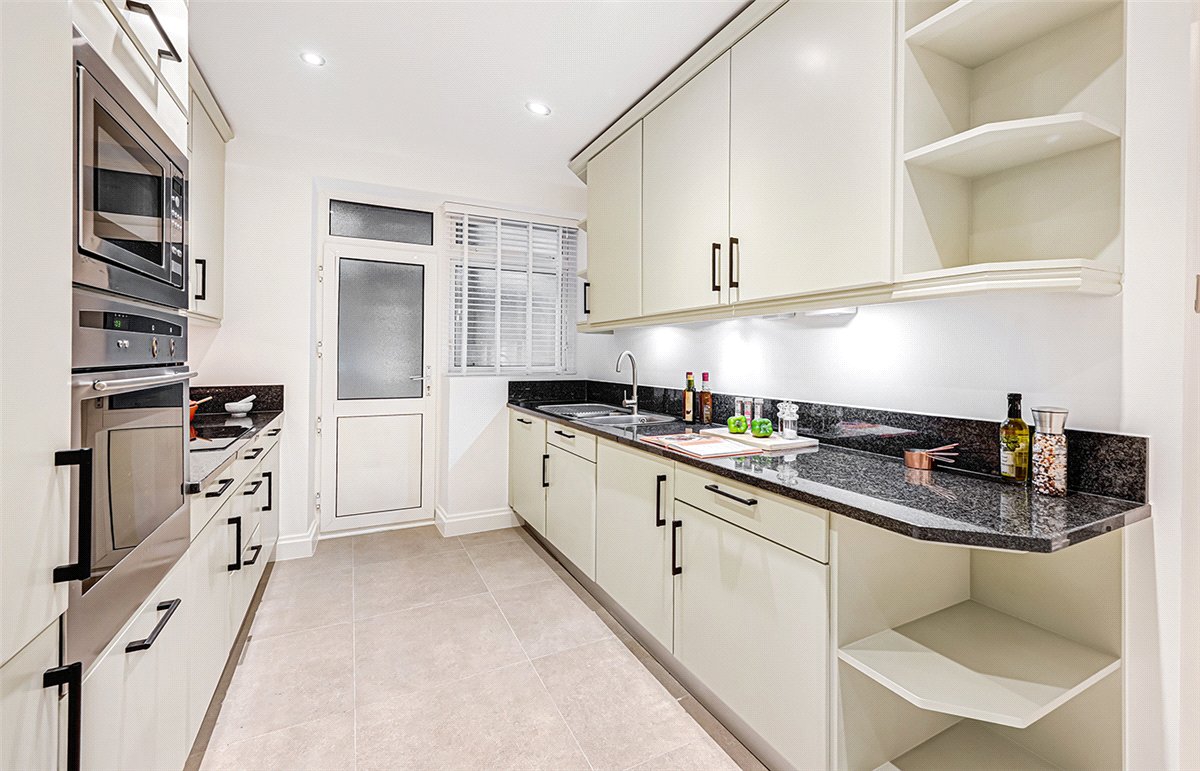 2 bedroom flat, Kensington High Street, Kensington W8 - Available