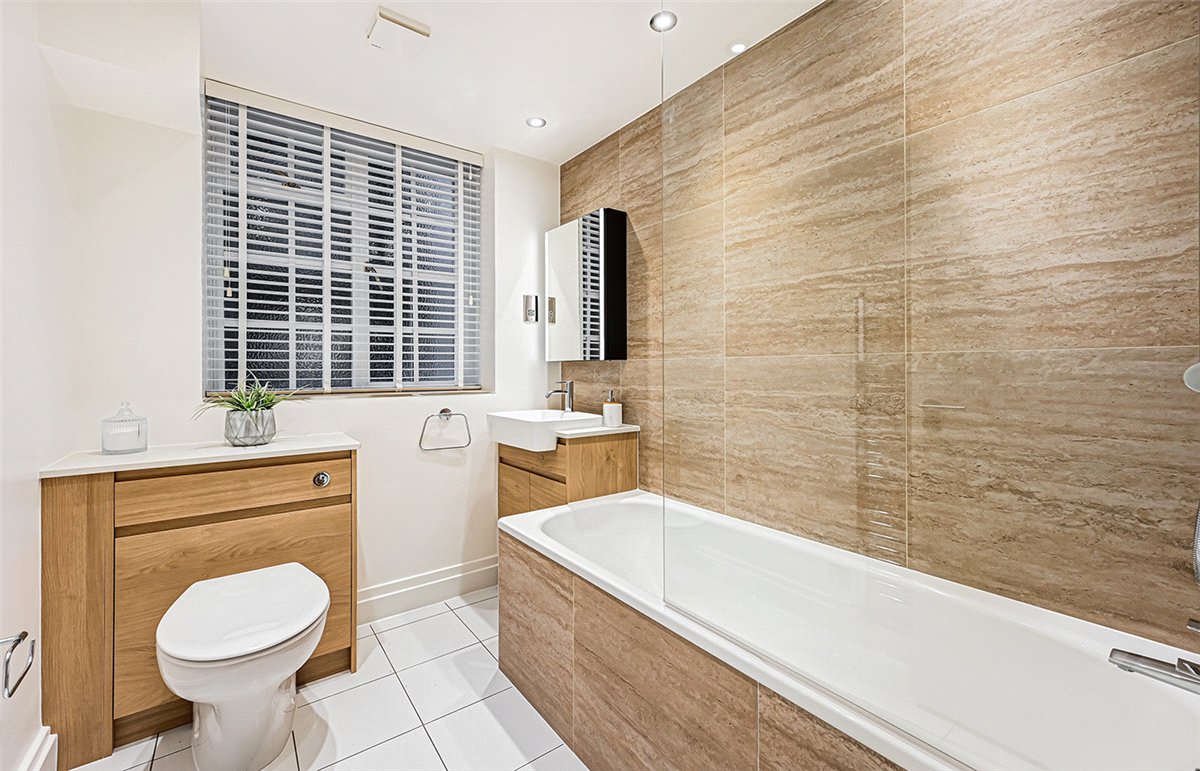 2 bedroom flat, Kensington High Street, Kensington W8 - Available