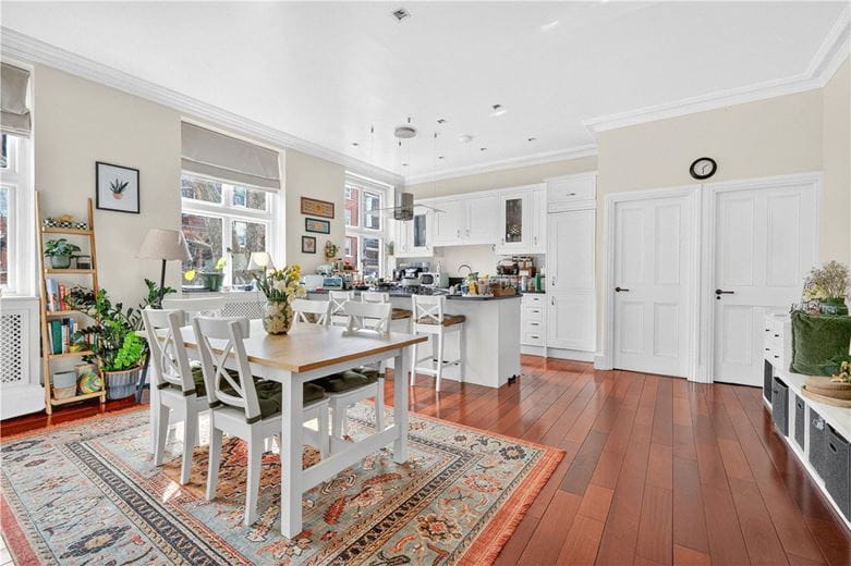 2 bedroom flat, Harrington Gardens, London SW7 - Available