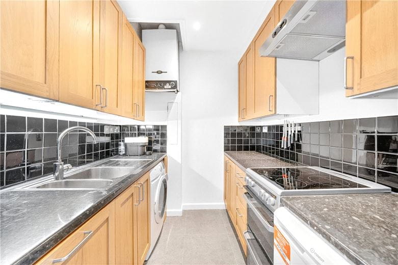 2 bedroom flat, Ladbroke Road, Holland Park W11 - Available