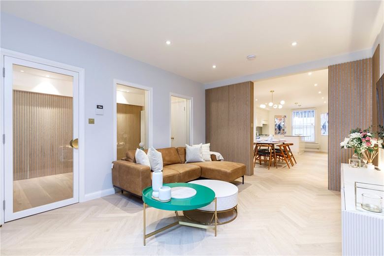 3 bedroom maisonette, Cornwall Gardens, South Kensington SW7 - Available