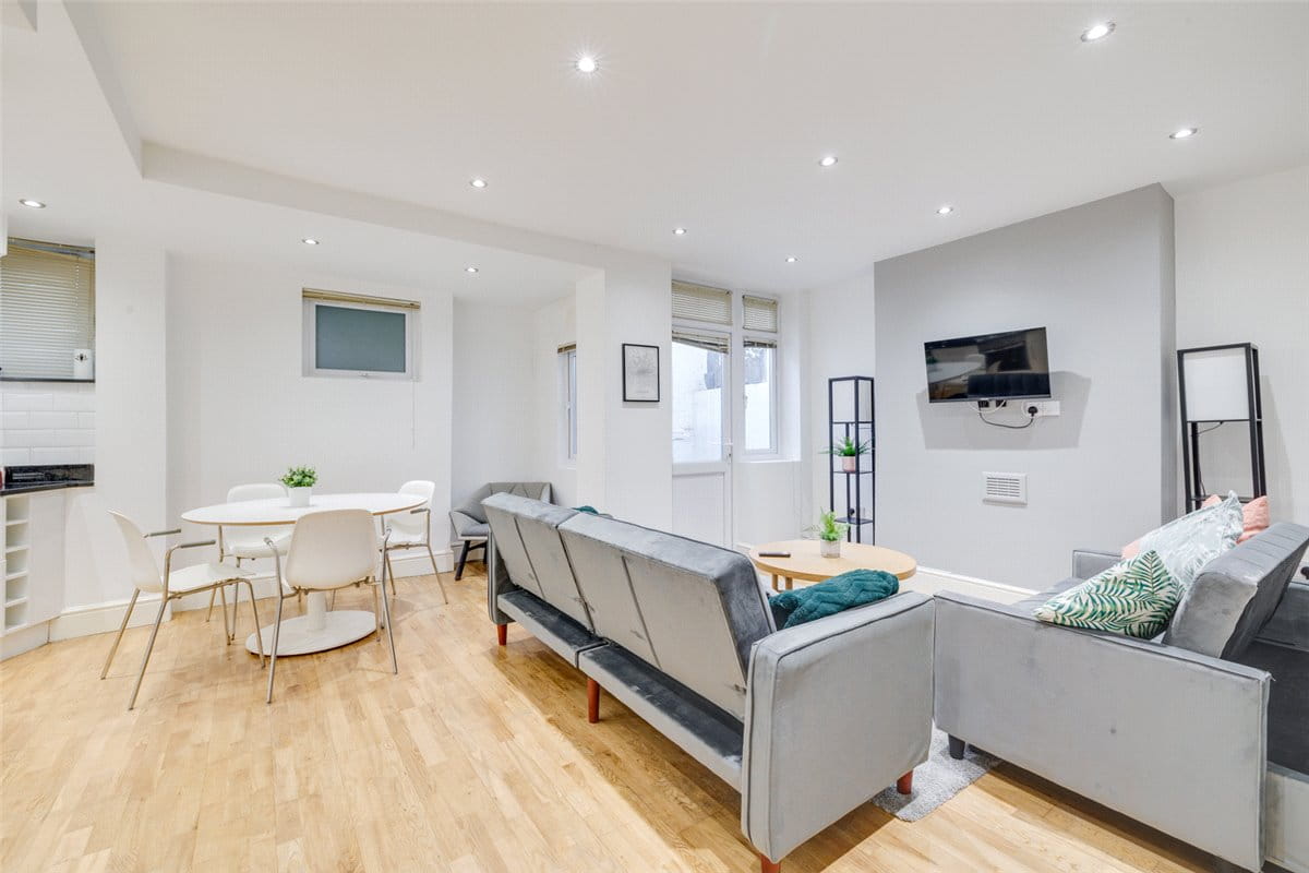 1 bedroom flat, Cremorne Road, Chelsea SW10 - Available