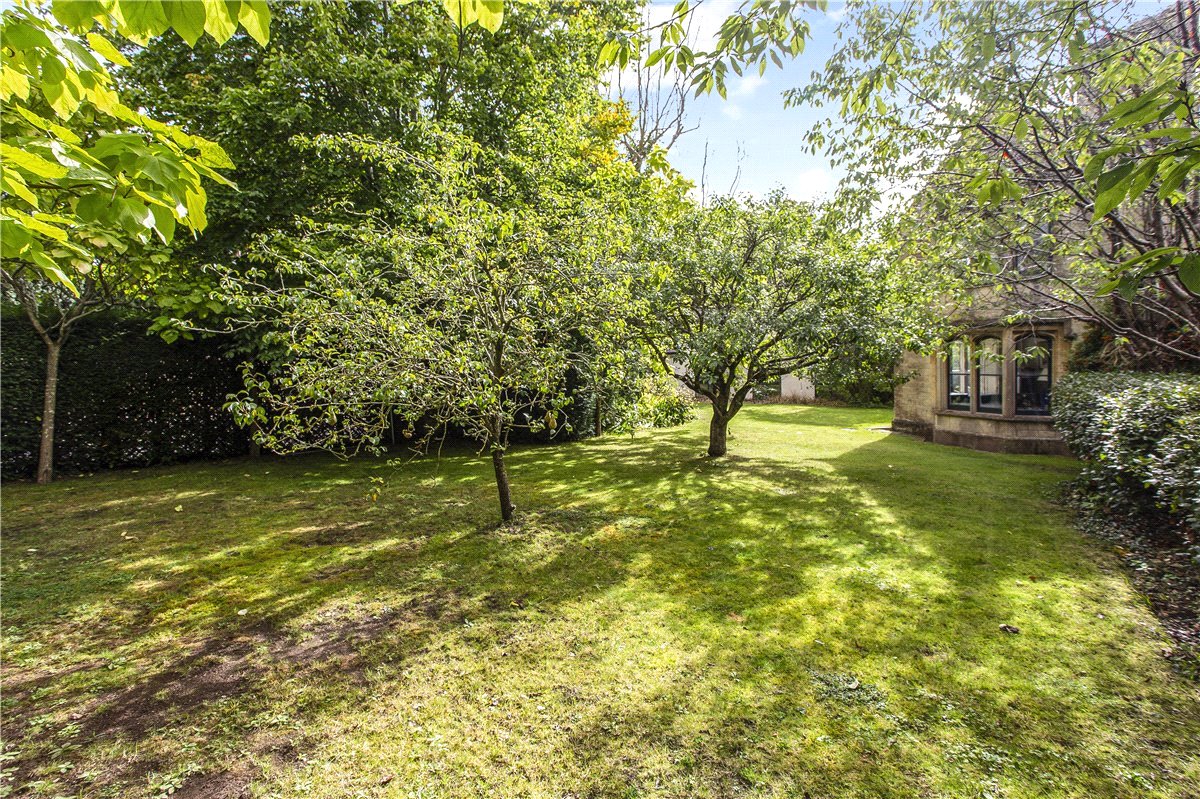 8 bedroom house, Castlefields, Calne SN11 - Available