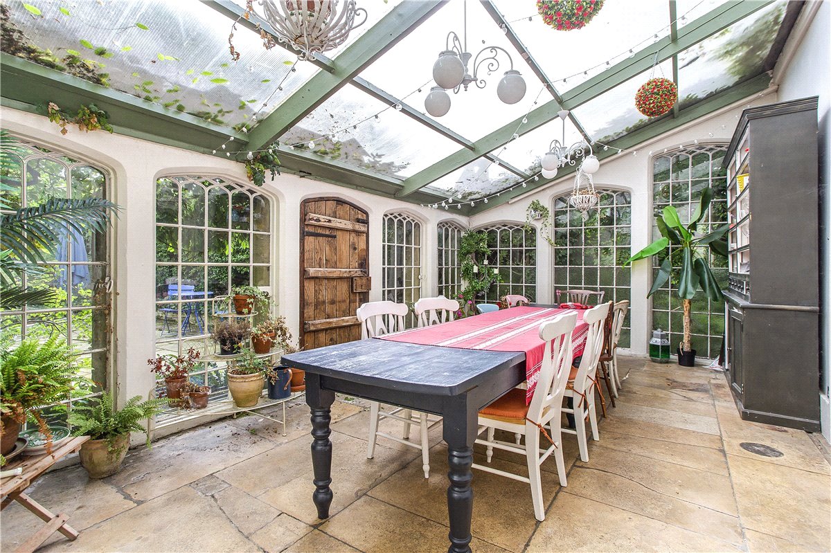 8 bedroom house, Castlefields, Calne SN11 - Available