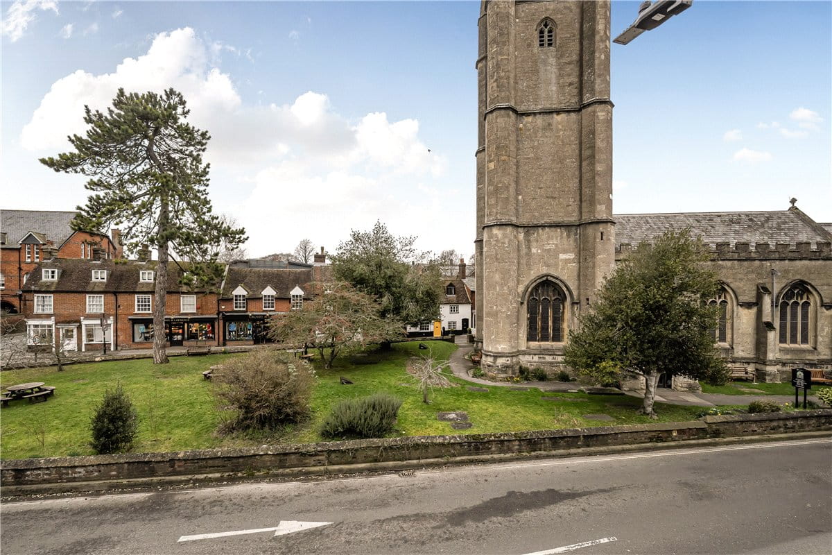 2 bedroom maisonette, High Street, Marlborough SN8 - Available