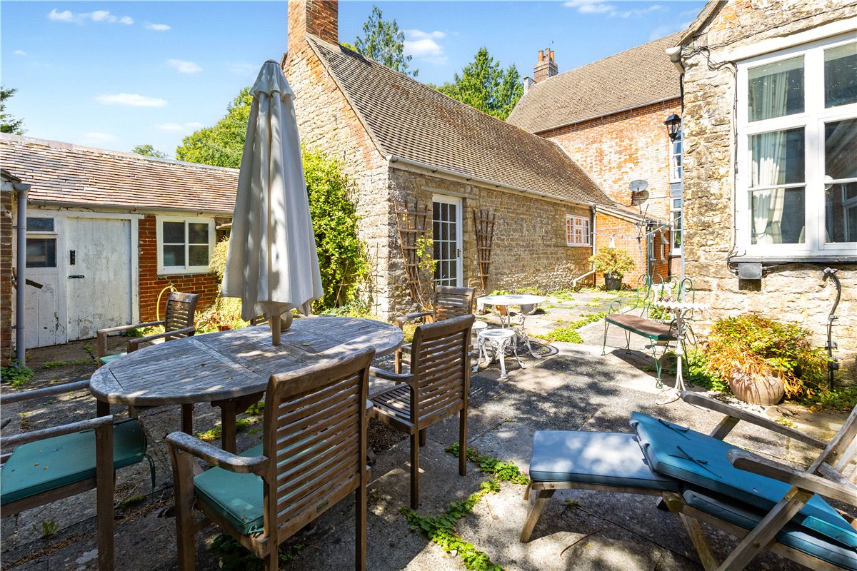 8 bedroom house, Hodson Road, Chiseldon SN4 - Available