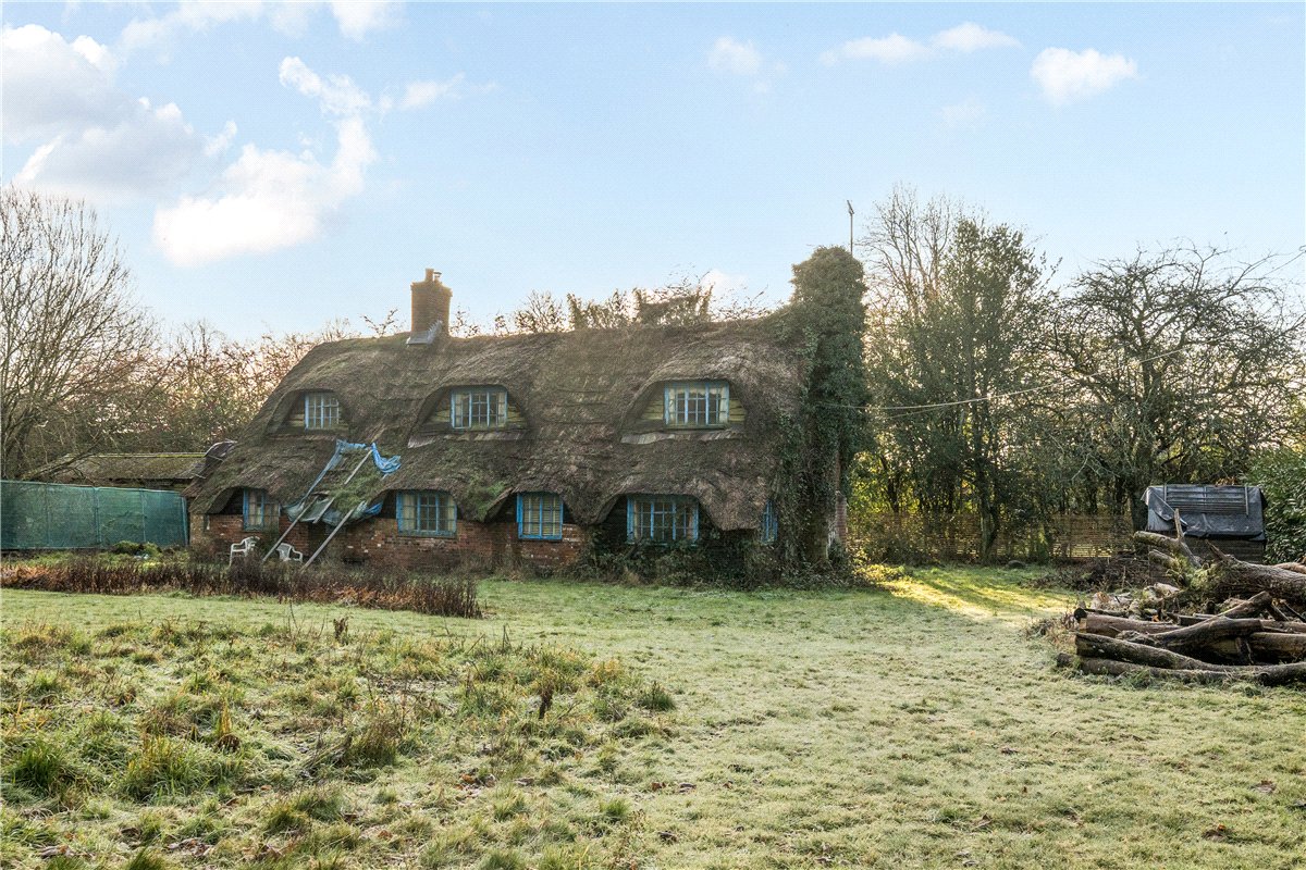 3 bedroom house, Westcourt, Burbage SN8 - Available