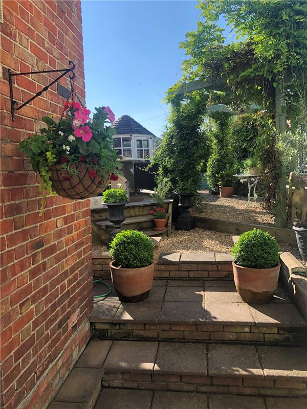 3 bedroom house, High Street, Marlborough SN8 - Available