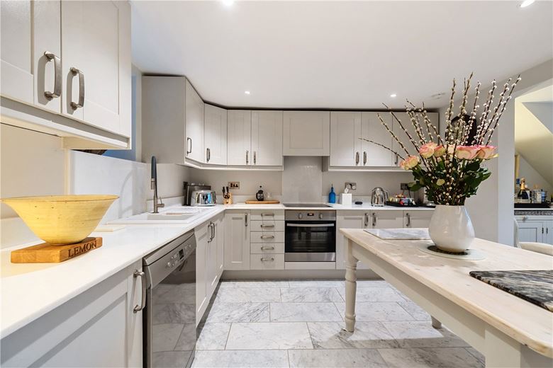 3 bedroom house, High Street, Marlborough SN8 - Available